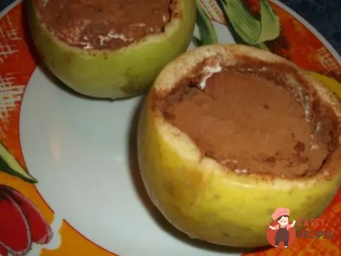 Морозиво в яблуку з корицею
