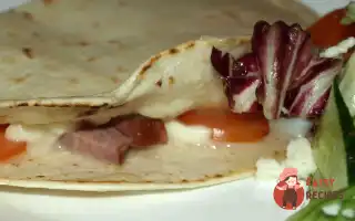 Італійський Коржик З Помідорами, Копченою Яловичиною Та Сиром Моцарелла