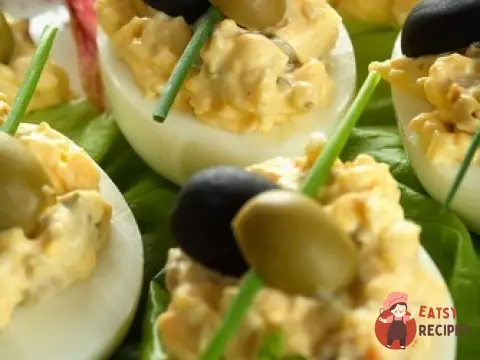 Фаршировані яйця з каперсами та анчоусами по-середземноморськи