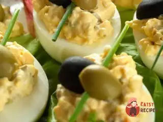 Фаршировані яйця з каперсами та анчоусами по-середземноморськи