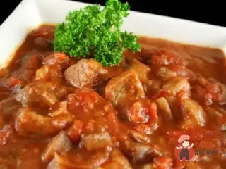 Гуляш зі свинини з морквою та цибулею