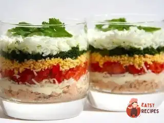 Легкий листковий салат з куркою та помідорами.