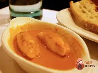 Кнелі зі щуки з білим соусом