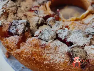 Клафуті з вишнями, полуницею та морозивом