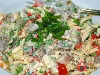 М'ясний листковий салат з картоплею та сиром