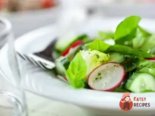 Класичний французький салат із кропиви.