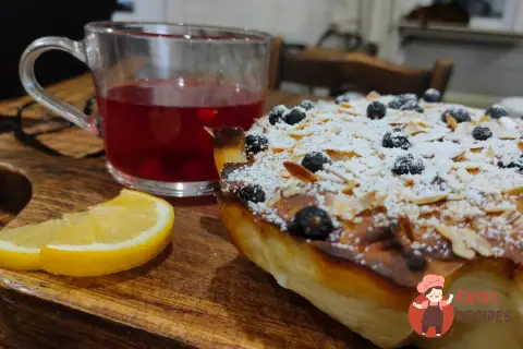 Сирна запіканка з яблуками та курагою