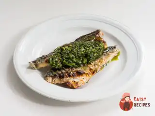 Скумбрія на мангалі із зеленим соусом