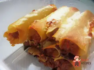 Каннеллоні болоньєзе під сирною ковдрою