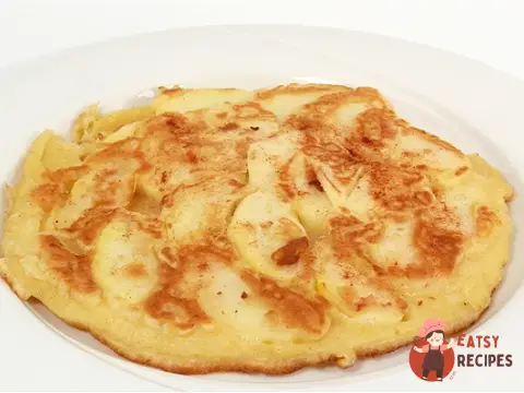 Солодкий омлет із карамелізованими яблуками