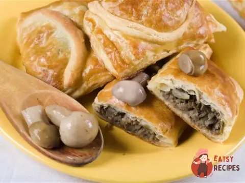 Листковий пиріг з куртом та грибами