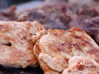 Стейки на грилі під блакитним сирним соусом