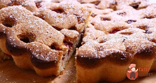 Пиріг з малиною та фісташками