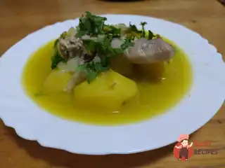 Тушкована курка з картоплею