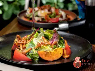 Салат з лисичками та печеними персиками