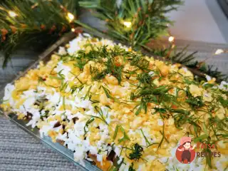 Листковий салат з куркою та печерицями