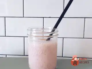 Смузі з полуницею, бананом та ананасами