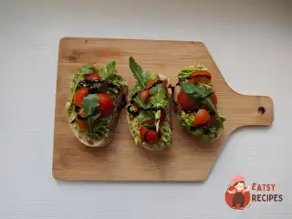 Брускетта з авокадо та помідорами чері