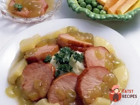 Шинка з ананасами у фользі на грилі