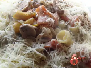 Паста кампанеллe з грибами в соусі з рокфору