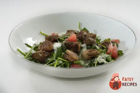 Салат з курячою печінкою, грейпфрутом та мацоні.
