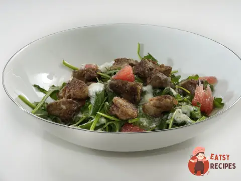 Салат з курячою печінкою, грейпфрутом та мацоні.