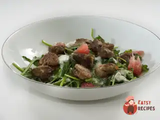 Салат з курячою печінкою, грейпфрутом та мацоні.