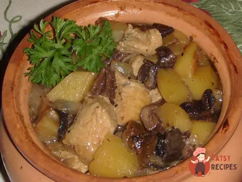 Курка з сушеними грибами та картоплею в горщику