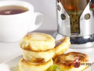 Сирники з яблуками та сухофруктами