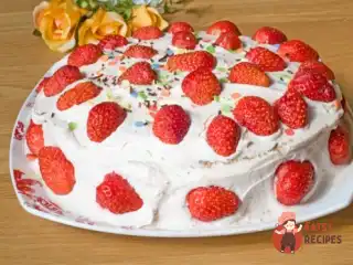 Торт з полуницею та пасифлорою