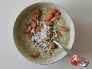 Кокосова вівсяна каша з матчів та мигдалем