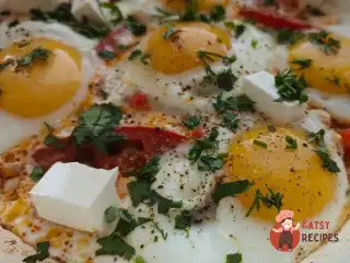 Легкий сніданок з яєць з бринзою