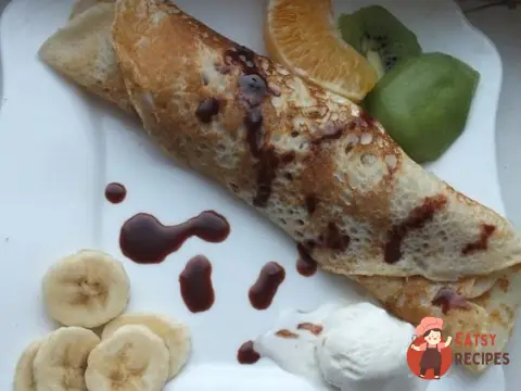 Млинці з морозивом та фруктами