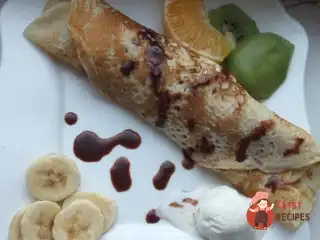 Млинці з морозивом та фруктами