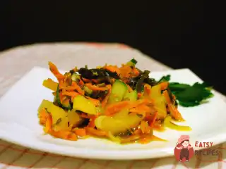 Салат із морської капусти під соусом із гірчиці, часнику та імбиру.