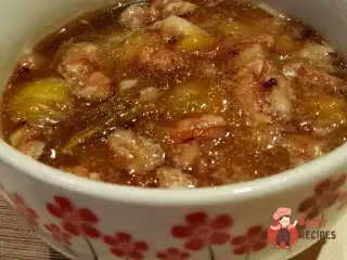 Сливове варення з волоським горіхом і корицею