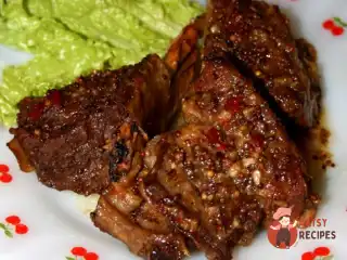 Яловичі ребра, запечені у медово-гірчичному маринаді