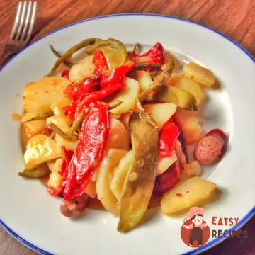 Запечені овочі з сирокопченими ковбасками та гороховими стручками