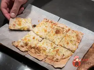 Фламмкухен з беконом та пореєм