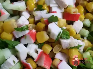 Курячий салат з крабовими паличками та кукурудзою