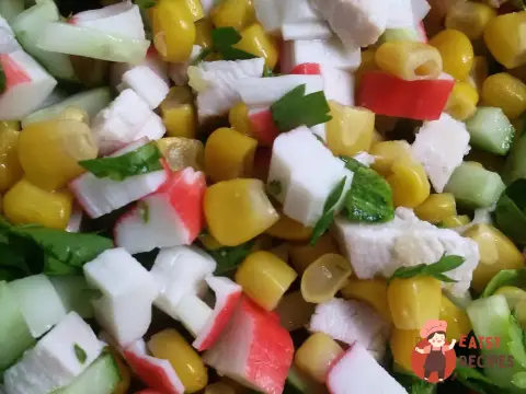 Курячий салат з крабовими паличками та кукурудзою