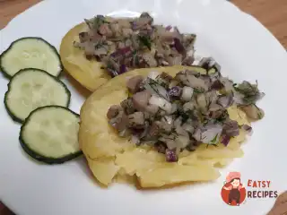 Запечена картопля із закускою з оселедця