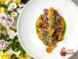 Стейк із лисичками