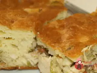 Заливний пиріг з куркою та броколі