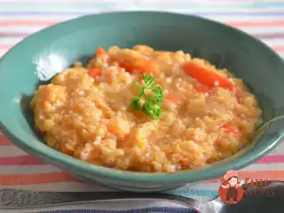 Томатний суп-юшка з кускусом, солодким перцем і гострим чилі