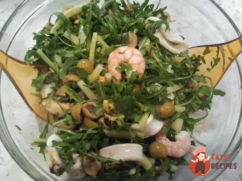 Салат з руколи з морепродуктами та свіжими огірками