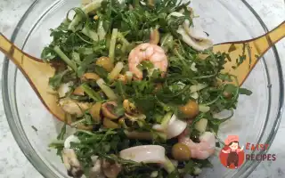 Салат З Руколи З Морепродуктами Та Свіжими Огірками