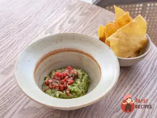 Гуакамоле з томатною сальсою