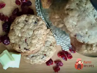 Американські вівсяні кукіс з журавлиною та білим шоколадом.