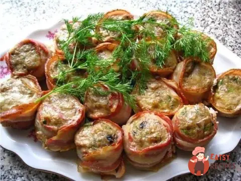 Рулетики з фаршу з грибами, запечені в беконі.